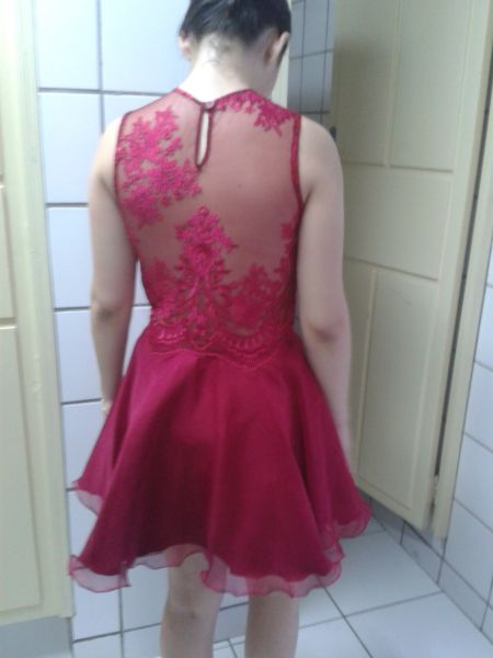 Vestido de festa em renda vermelho